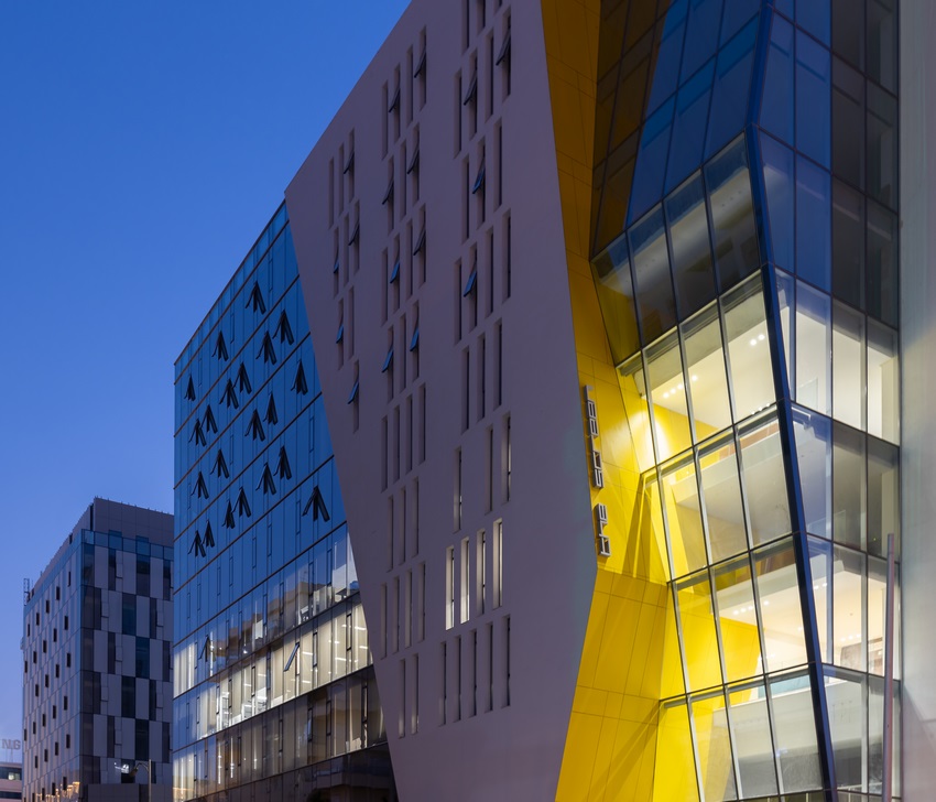 THE SCREEN — atrium généreusement vitré